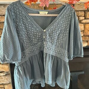 Beautiful casual blouse with little buttons down the front